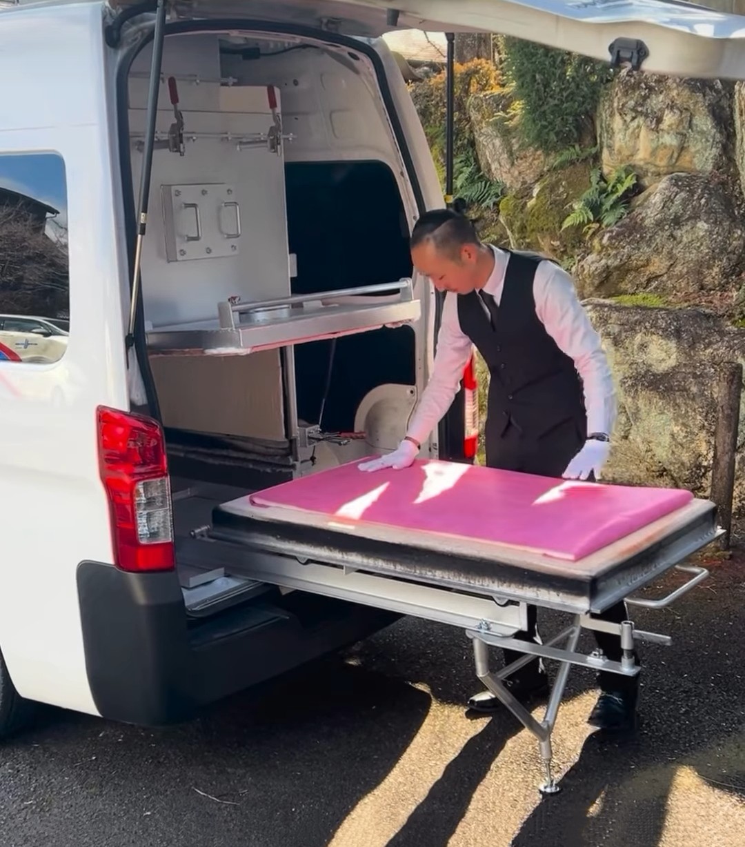ペットセレモニー愛の丘の移動火葬車