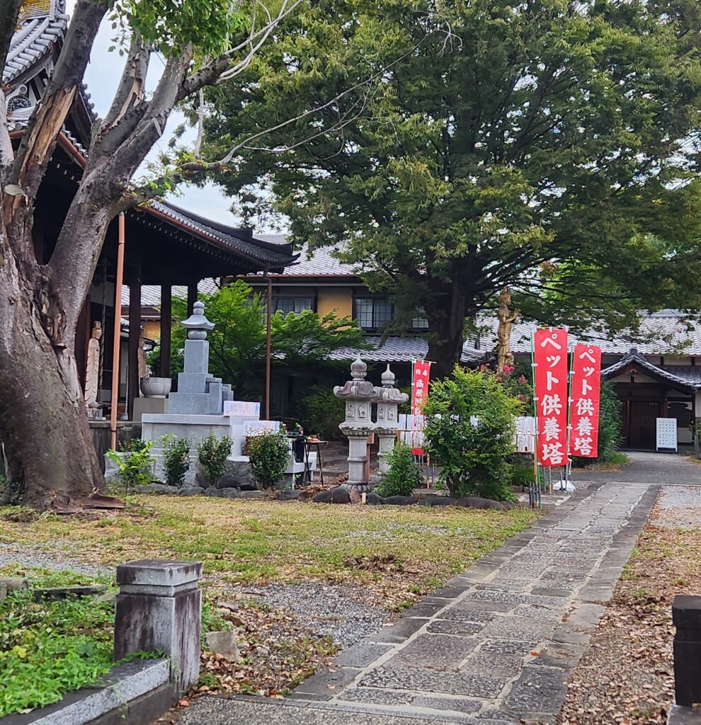 岐阜市の美江寺観音にあるペット供養塔