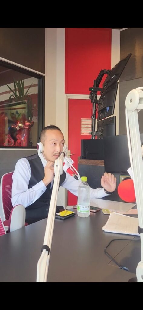 「Heart FM 」86.4Mhz
番組名: TRUE HEARTS
ハートジョッキー：松山三四朗さん
ハートのバトンのコーナー